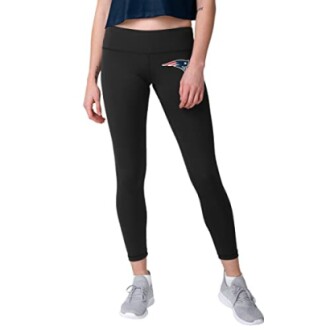 Mujer con leggings deportivos negros con logotipo.