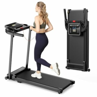 Mujer corriendo en una cinta de correr plegable.