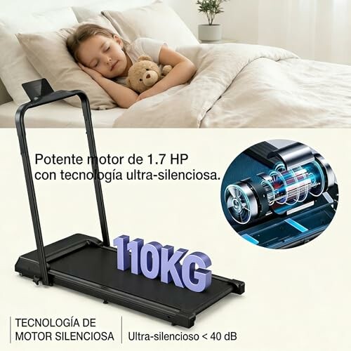 Niña durmiendo junto a una caminadora plegable.