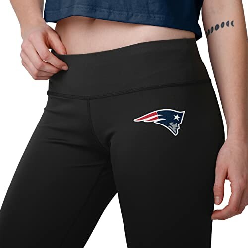 Mujer con leggings deportivos de los Patriots