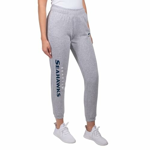 Mujer vistiendo pantalones deportivos grises de Seattle Seahawks.