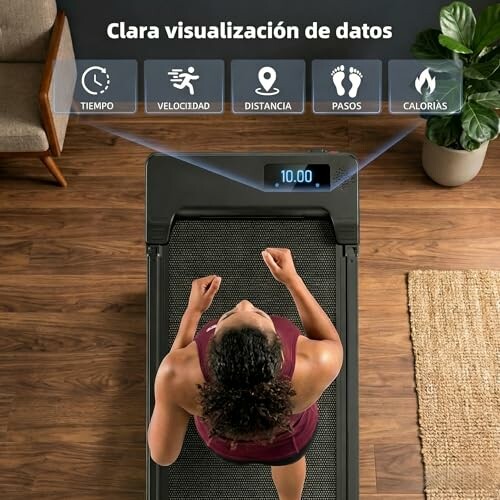 Mujer corriendo en una cinta de correr con pantalla digital.