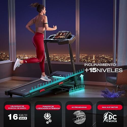 Mujer corriendo en una cinta de correr con pantalla y características destacadas.