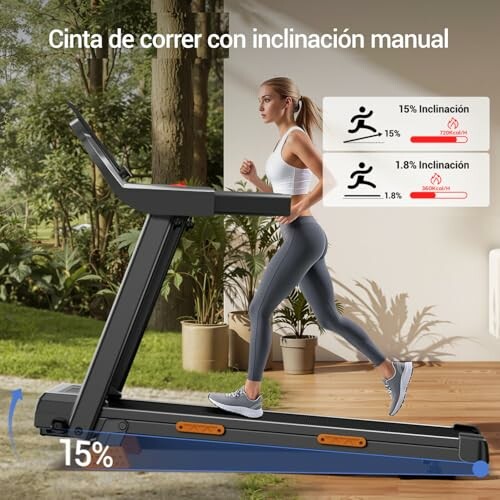 Mujer corriendo en cinta de correr con inclinación manual.