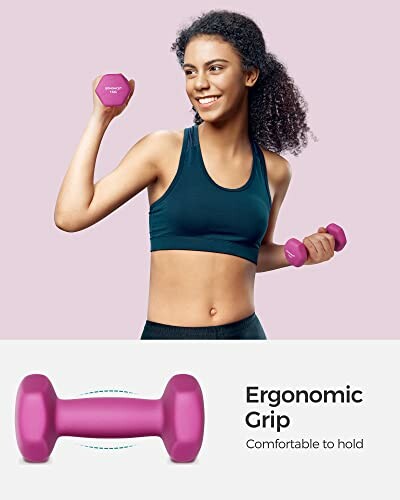 Mujer levantando pesas rosas con diseño ergonómico.