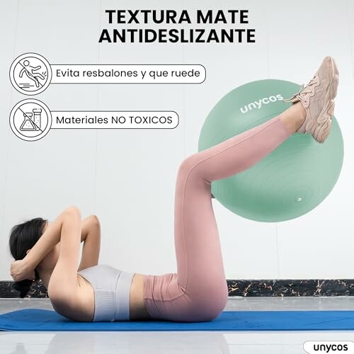 Mujer haciendo ejercicio con pelota de yoga