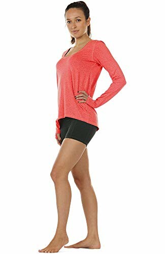 Mujer con ropa deportiva de color rojo y negro.