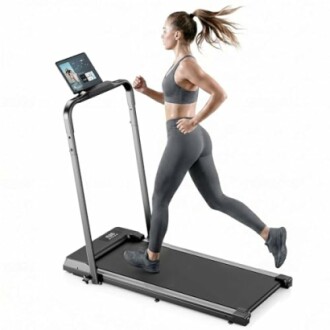 Mujer corriendo en una cinta de correr moderna.
