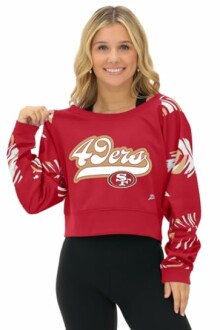 Mujer con sudadera roja de los 49ers.