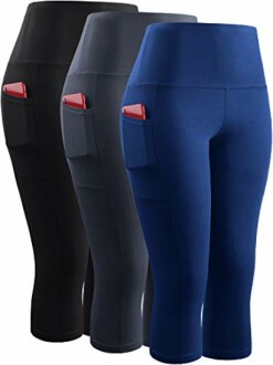 Tres pantalones de yoga con bolsillos laterales.